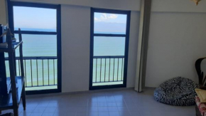 Apartamento na avenida da praia Martim de Sá com vista infinita pro mar em todos os cômodos.No 3o. quiosque próximo a prainha.Sinta-se na praia ouvindo o barulho das ondas e música dos quiosques.Com p